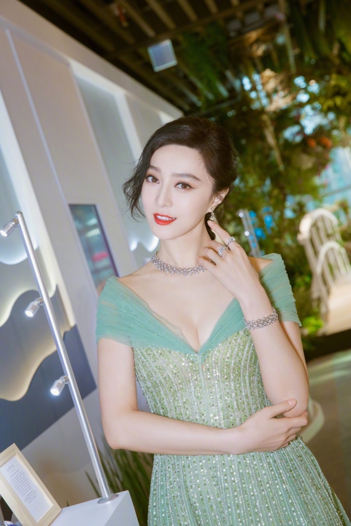 窈窕美女明星范冰冰绿色曳地长裙出席某珠宝发