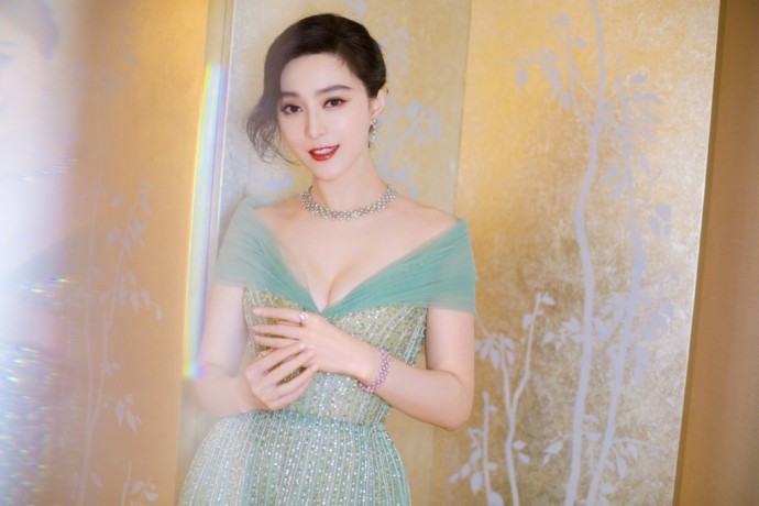 窈窕美女明星范冰冰绿色曳地长裙出席某珠宝发
