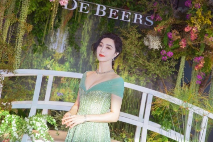 窈窕美女明星范冰冰绿色曳地长裙出席某珠宝发