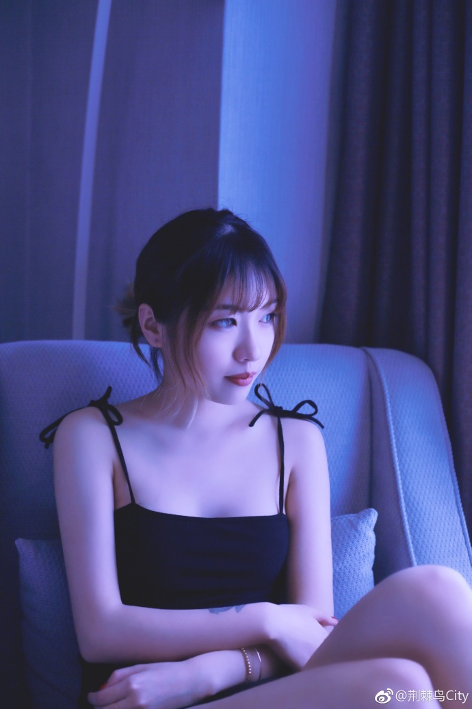 短发美女吊带内衣性感图片
