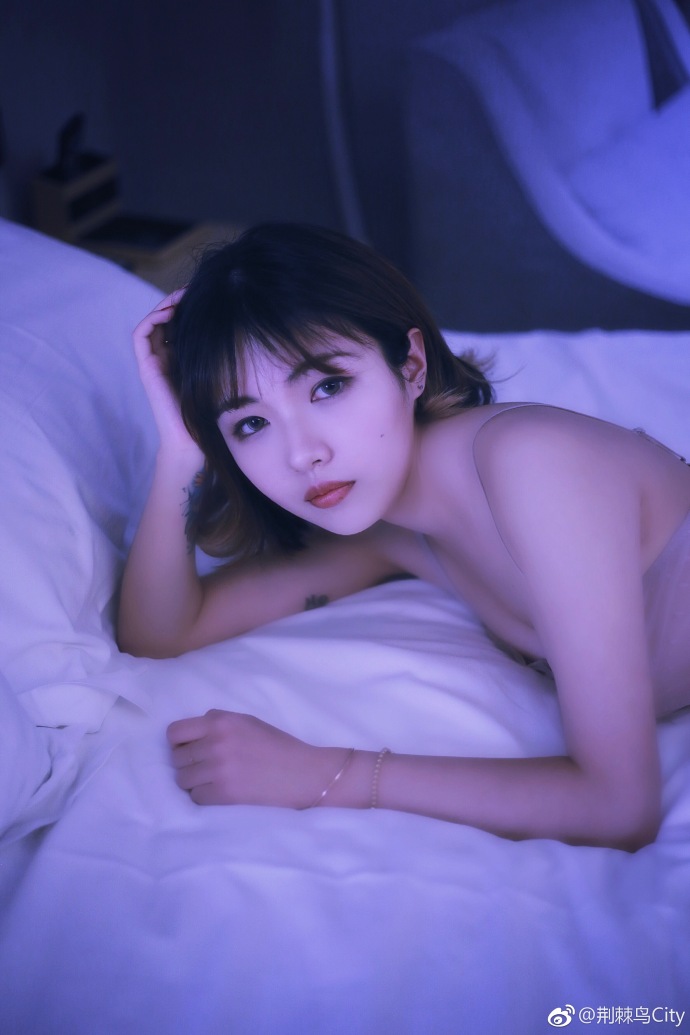短发美女吊带内衣性感图片