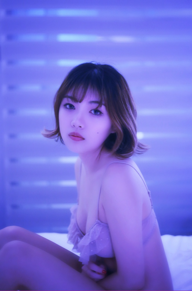 短发美女吊带内衣性感图片