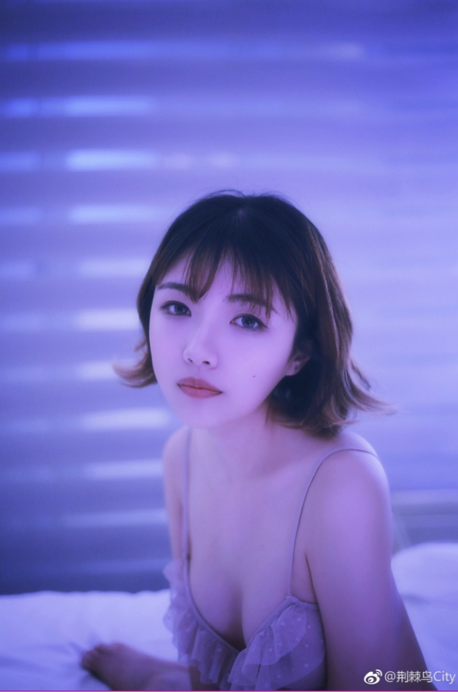短发美女吊带内衣性感图片