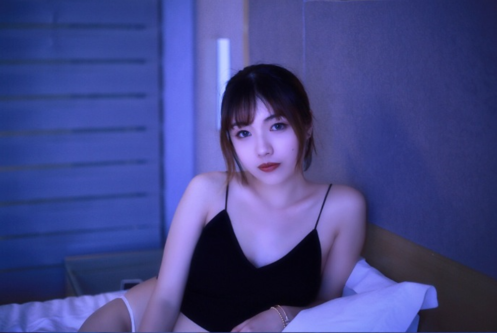 短发美女吊带内衣性感图片