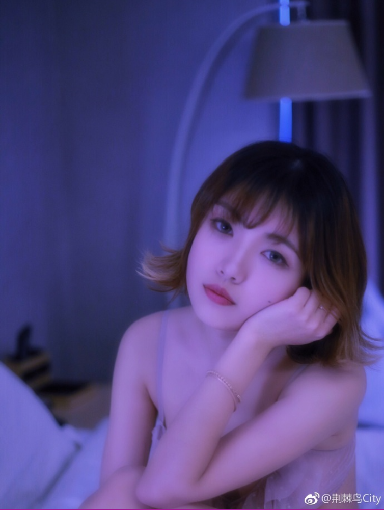 短发美女吊带内衣性感图片