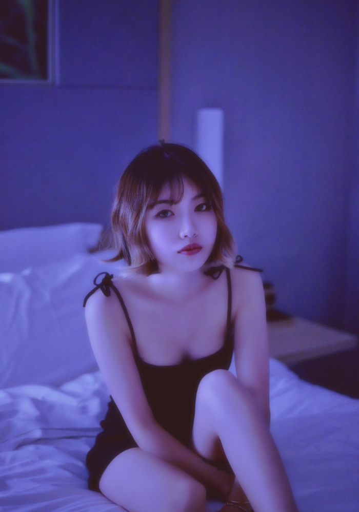 短发美女吊带内衣性感图片