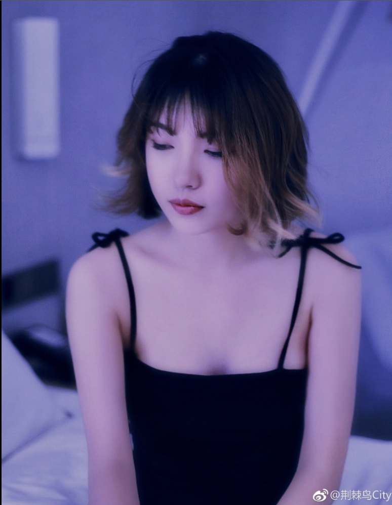 短发美女吊带内衣性感图片