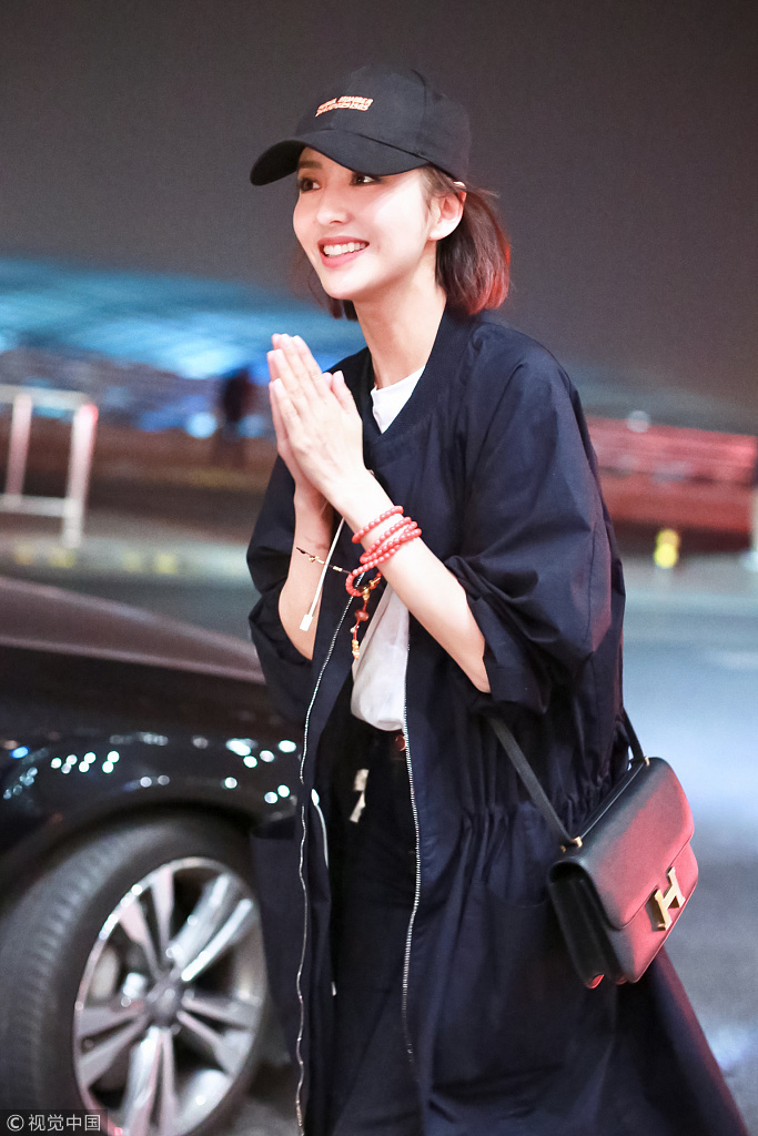 新疆美女明星佟丽娅现身机场脚踩毛毛拖鞋时尚