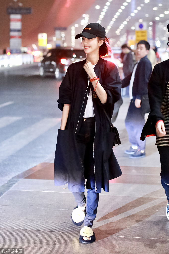 新疆美女明星佟丽娅现身机场脚踩毛毛拖鞋时尚