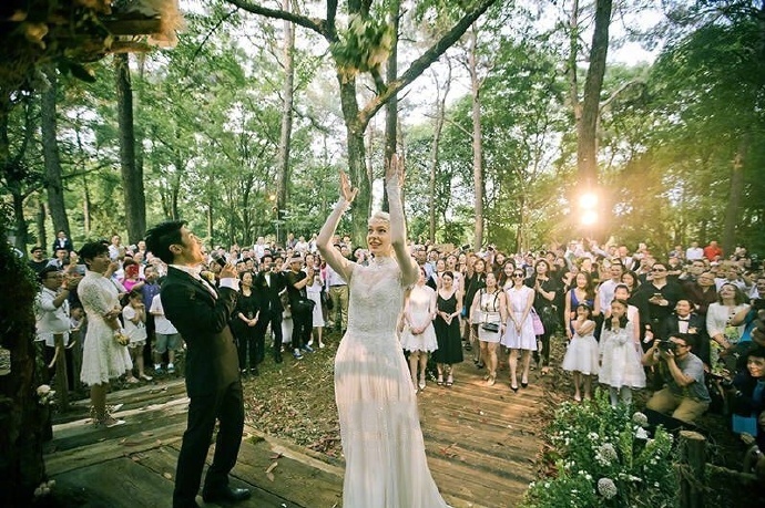 湖北帅哥撒贝宁与加拿大籍妻子李白森林系婚礼