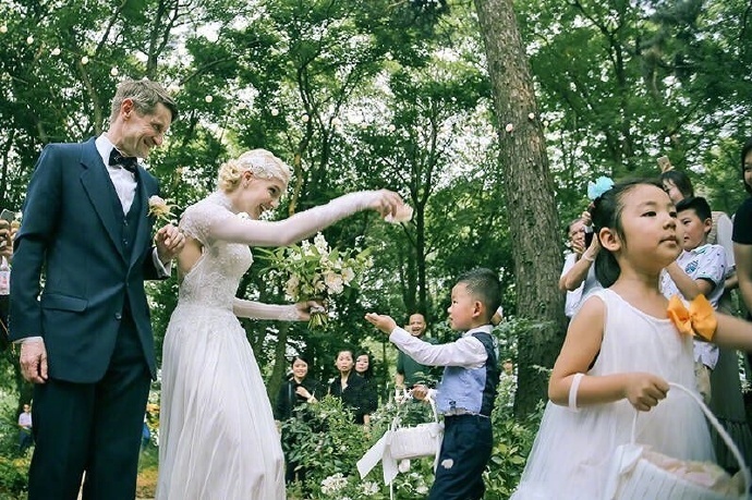 湖北帅哥撒贝宁与加拿大籍妻子李白森林系婚礼