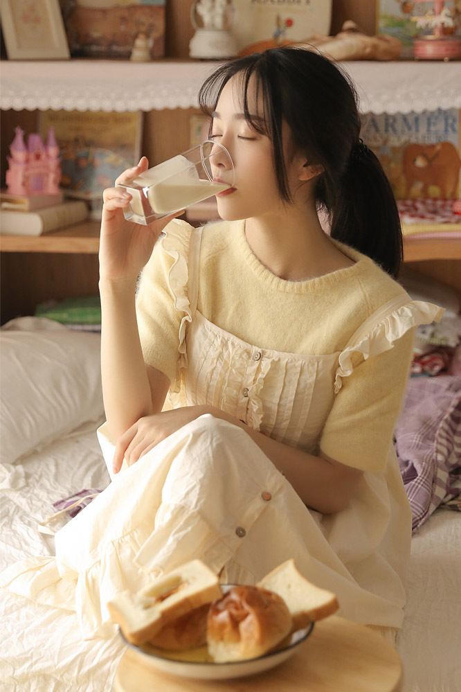 清纯美女嫩黄色毛衫私房写真