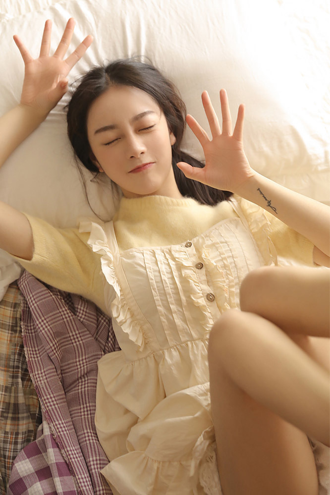 清纯美女嫩黄色毛衫私房写真