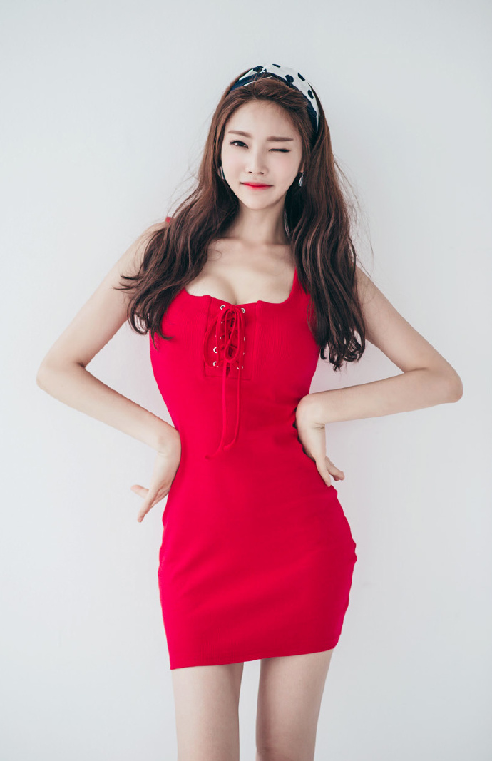 网络美女模特可爱发卡搭配红色紧身裙性感图片