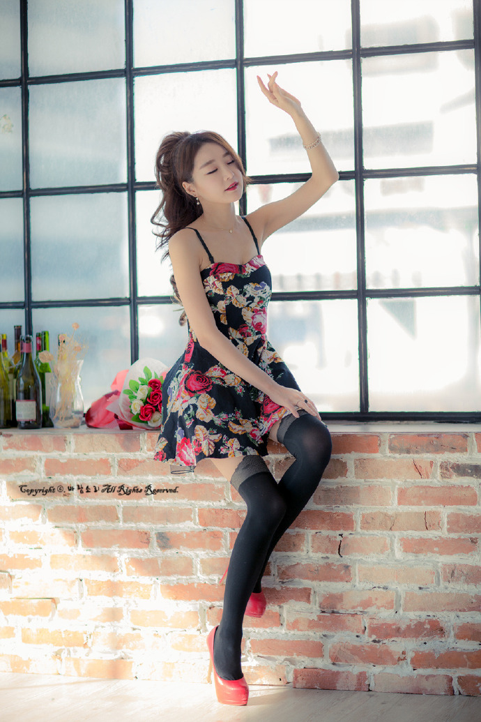 性感美女黑色丝袜搭配碎花吊带裙性感写真