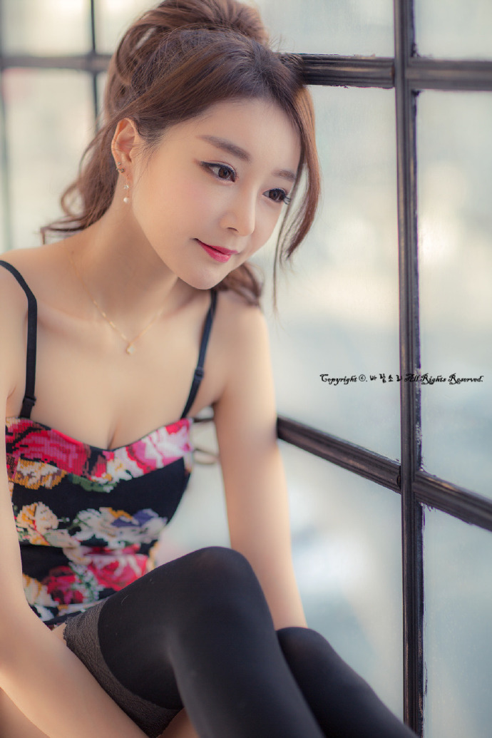 性感美女黑色丝袜搭配碎花吊带裙性感写真