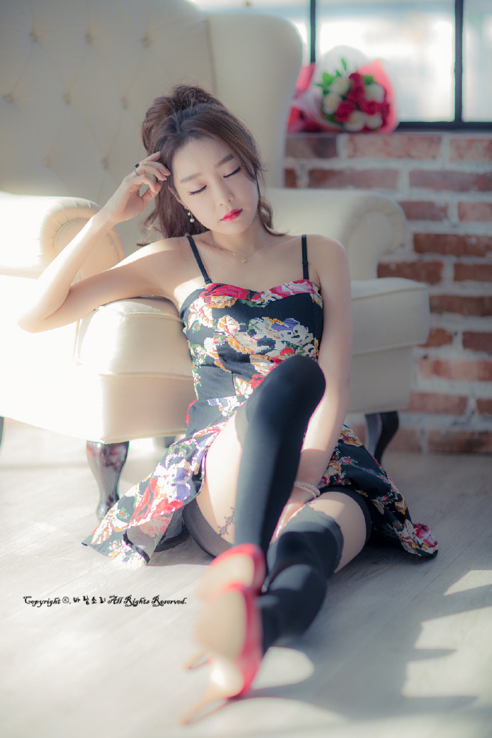 性感美女黑色丝袜搭配碎花吊带裙性感写真