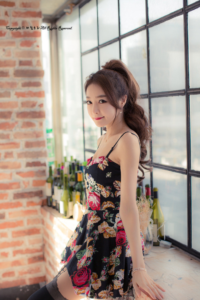 性感美女黑色丝袜搭配碎花吊带裙性感写真