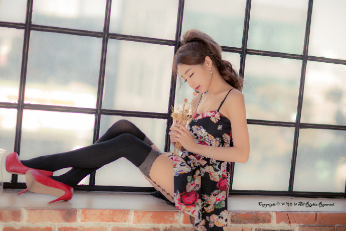 性感美女黑色丝袜搭配碎花吊带裙性感写真