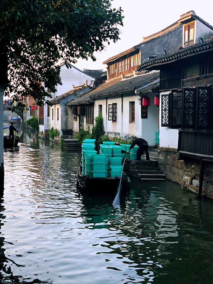 周庄清晨的小镇上安静而祥和的美景图片