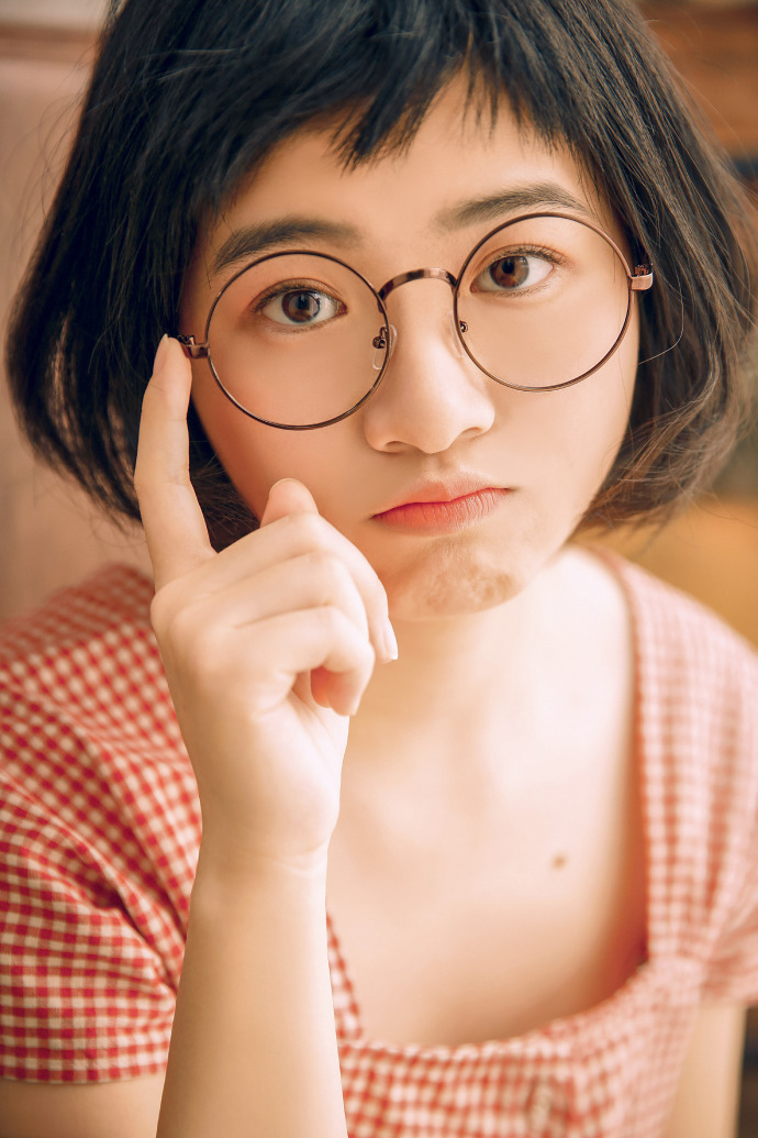 清纯美女短发居家可爱图片