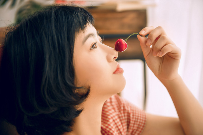 清纯美女短发居家可爱图片