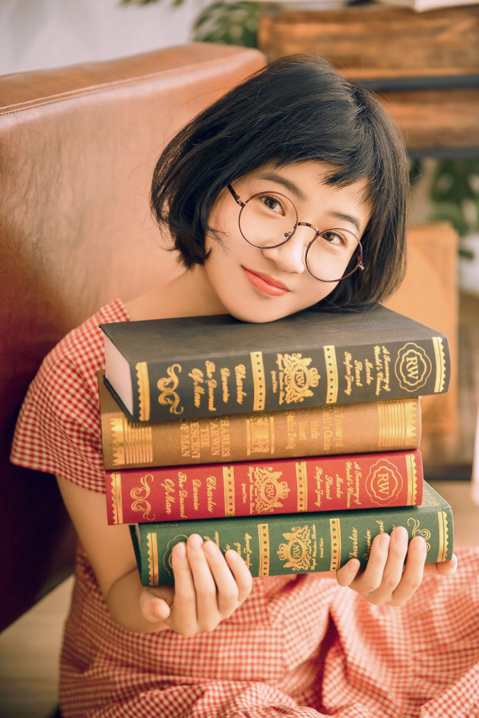 清纯美女短发居家可爱图片