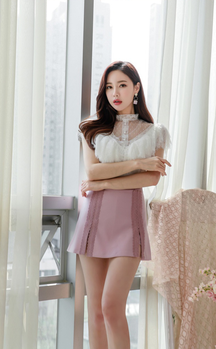 网络美女模特粉色小短裙唯美写真