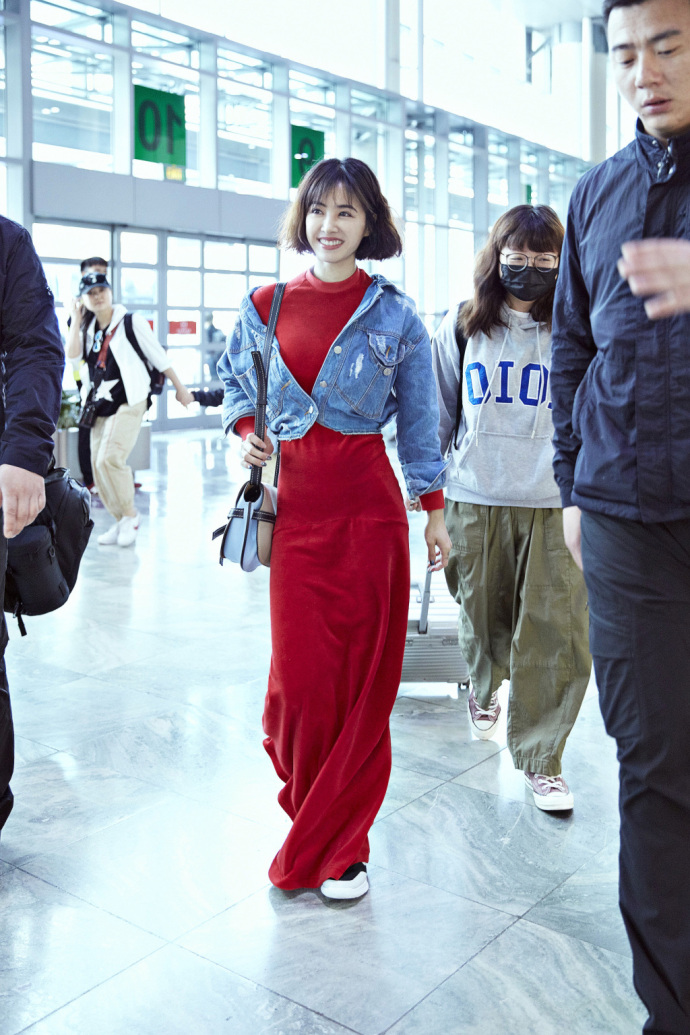 台湾美女明星蔡依林红色长裙搭配牛仔外套俏皮