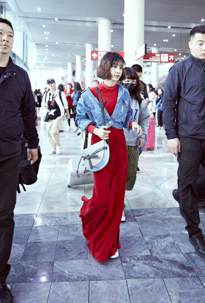 台湾美女明星蔡依林红色长裙搭配牛仔外套俏皮