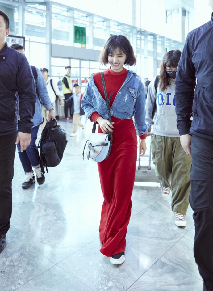 台湾美女明星蔡依林红色长裙搭配牛仔外套俏皮