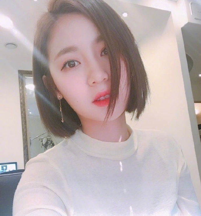 女生短发发型图片_谁说短发就是一成不变短发也