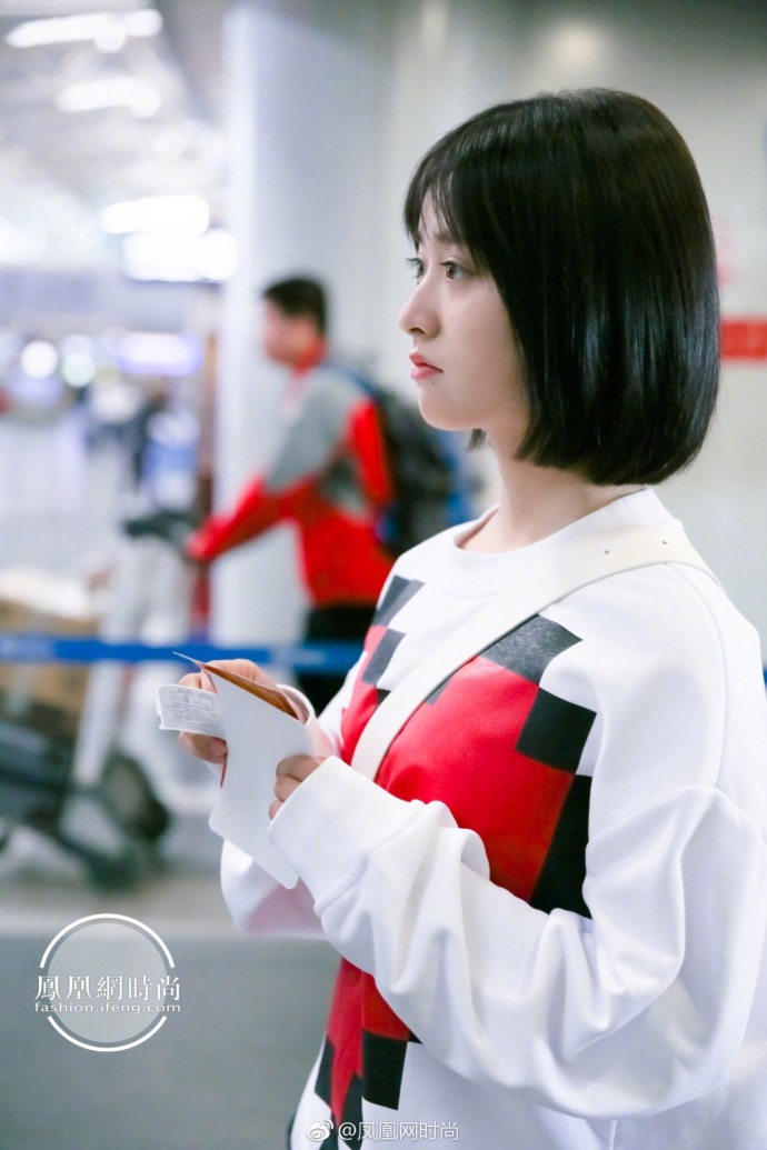 湖南美女明星沈月清新少女范现身机场时尚街拍