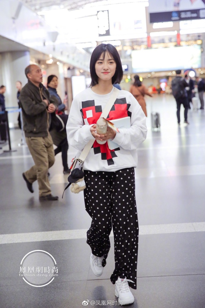 湖南美女明星沈月清新少女范现身机场时尚街拍