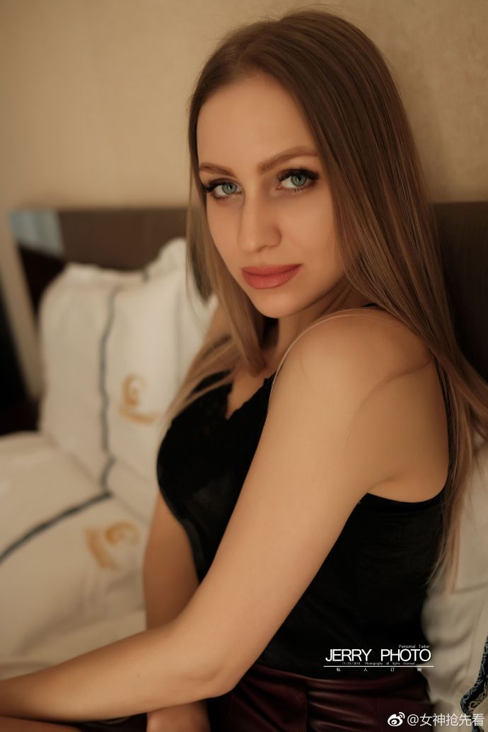 乌克兰美女模特红色皮裙性感写真