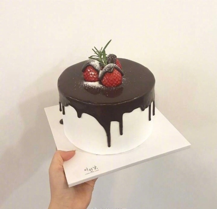 小巧好吃的草莓蛋糕图片