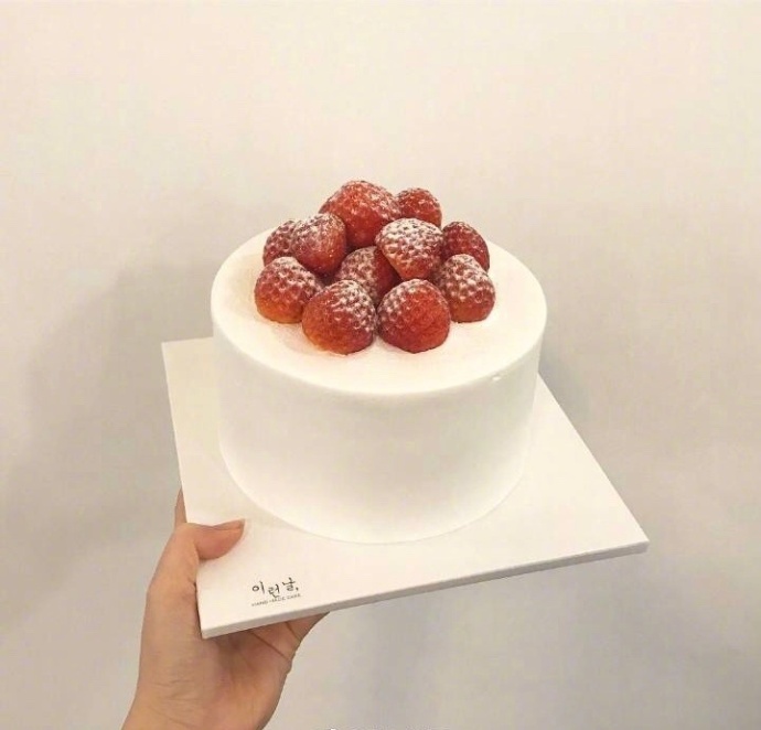 小巧好吃的草莓蛋糕图片