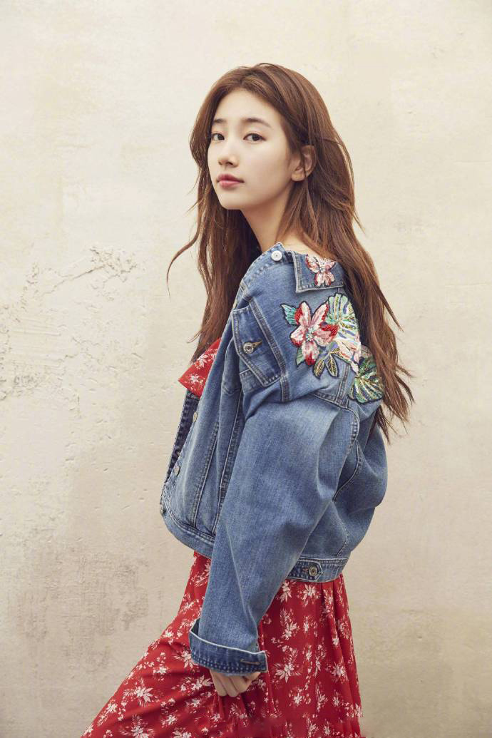 韩国美女明星裴秀智GUESS代言画报充满春天气息的