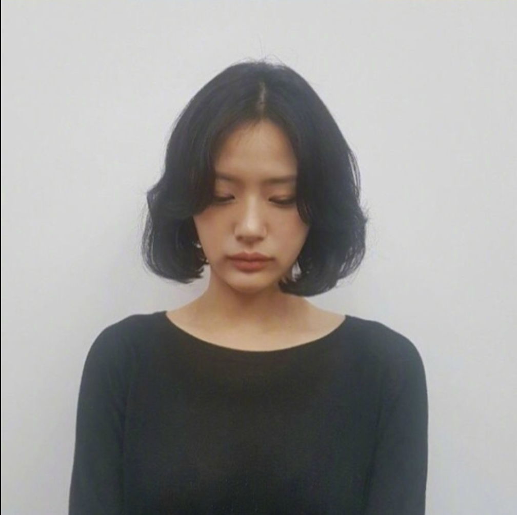 什么脸型都适用的慵懒的微卷短发发型美女自拍