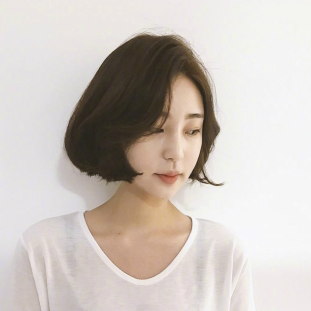 什么脸型都适用的慵懒的微卷短发发型美女自拍