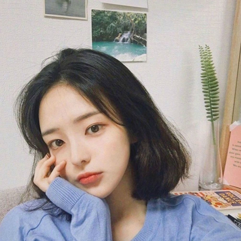 什么脸型都适用的慵懒的微卷短发发型美女自拍