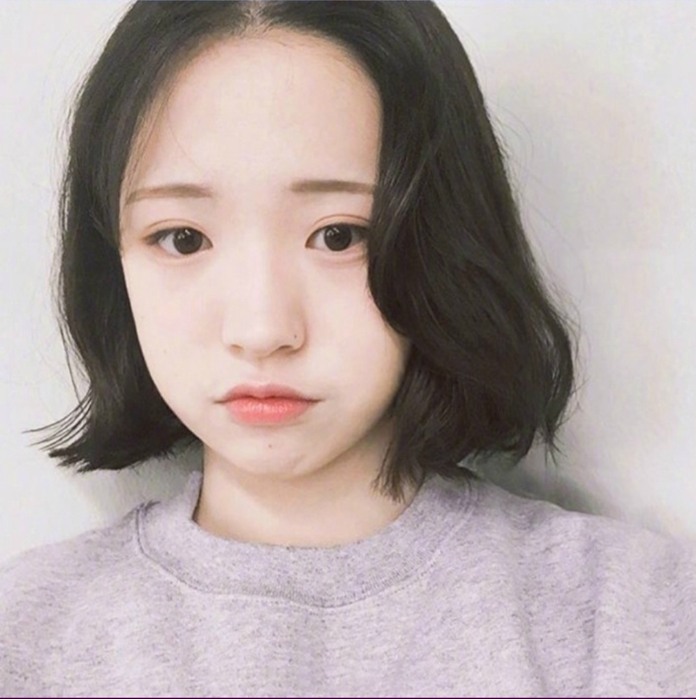 什么脸型都适用的慵懒的微卷短发发型美女自拍