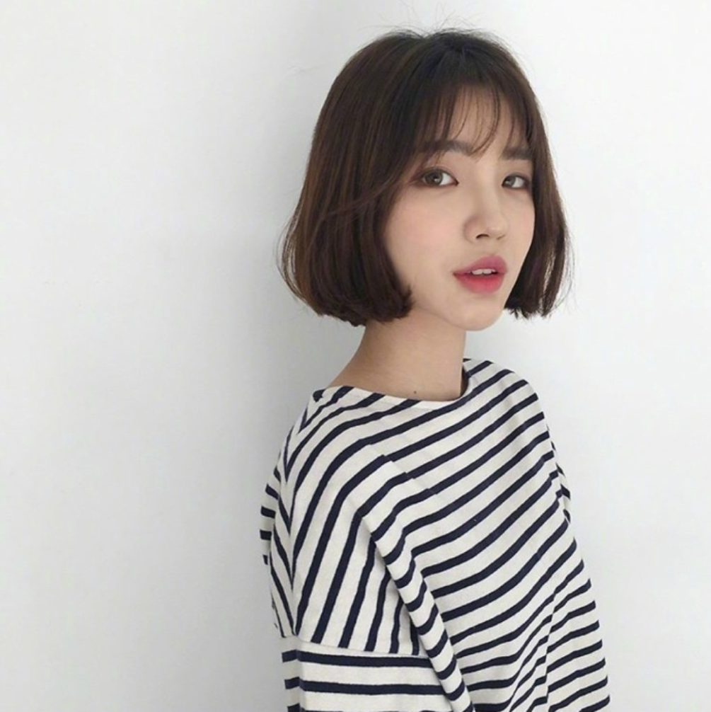 什么脸型都适用的慵懒的微卷短发发型美女自拍