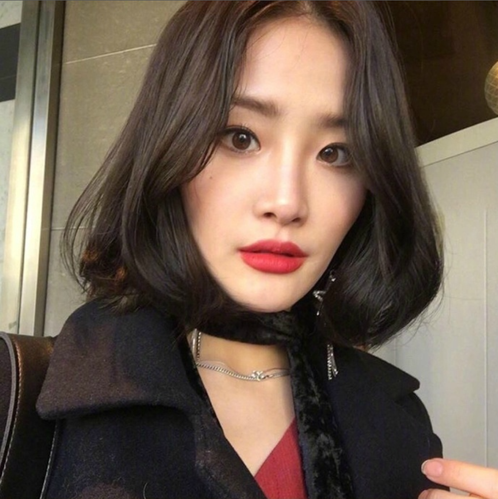 什么脸型都适用的慵懒的微卷短发发型美女自拍