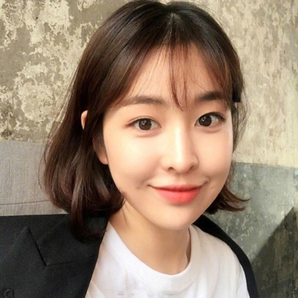 什么脸型都适用的慵懒的微卷短发发型美女自拍