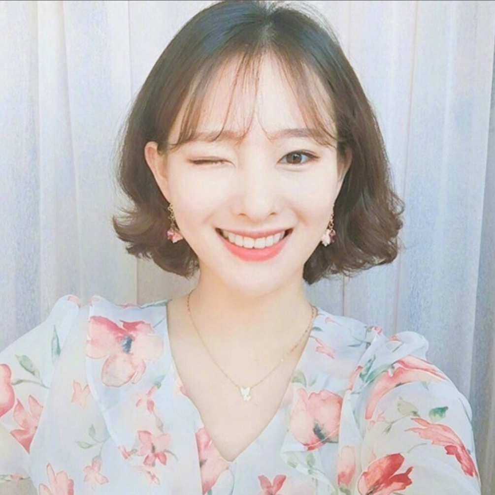 什么脸型都适用的慵懒的微卷短发发型美女自拍