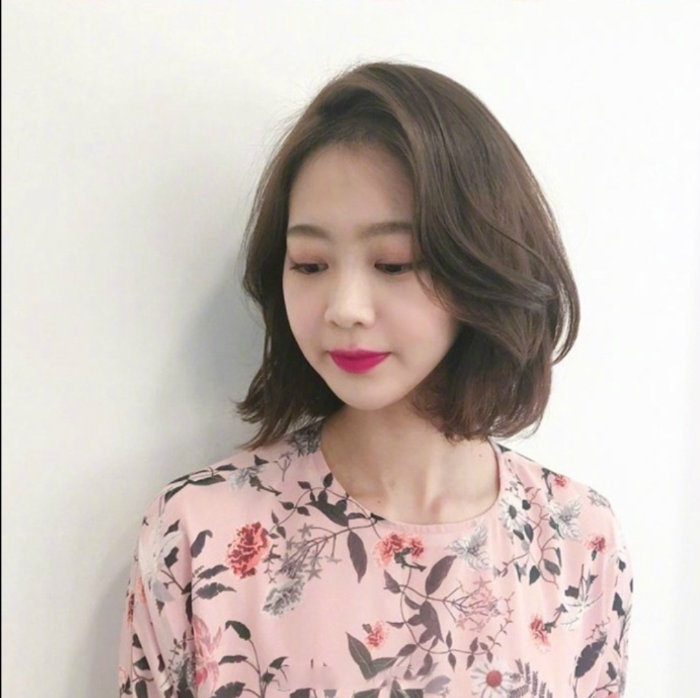 什么脸型都适用的慵懒的微卷短发发型美女自拍