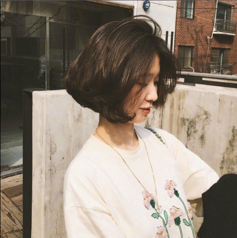什么脸型都适用的慵懒的微卷短发发型美女自拍