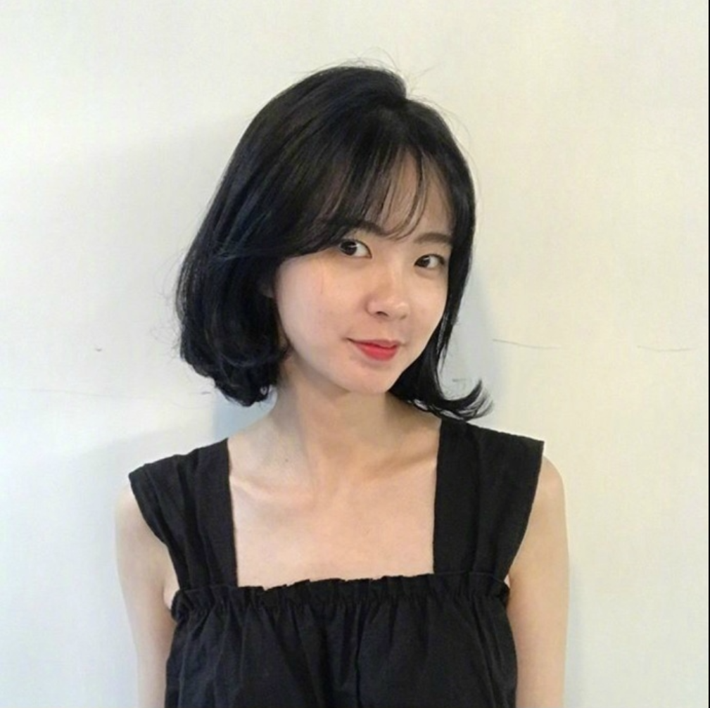什么脸型都适用的慵懒的微卷短发发型美女自拍