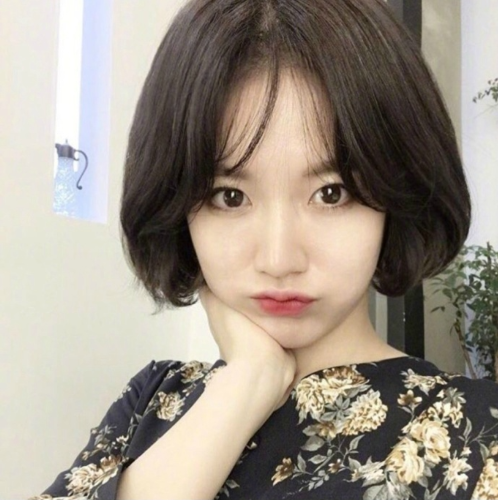 什么脸型都适用的慵懒的微卷短发发型美女自拍
